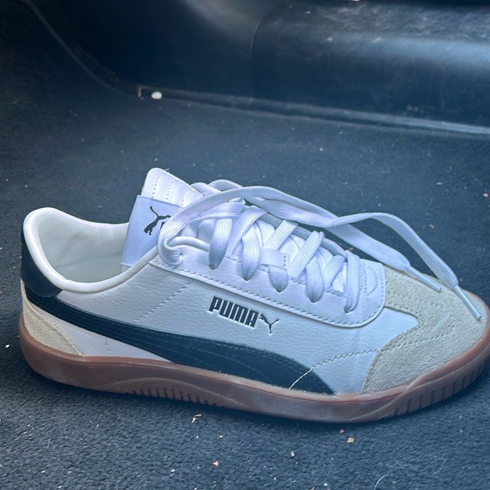 Lightly worn leisure sneakers. Very comfortable and a great neutral.